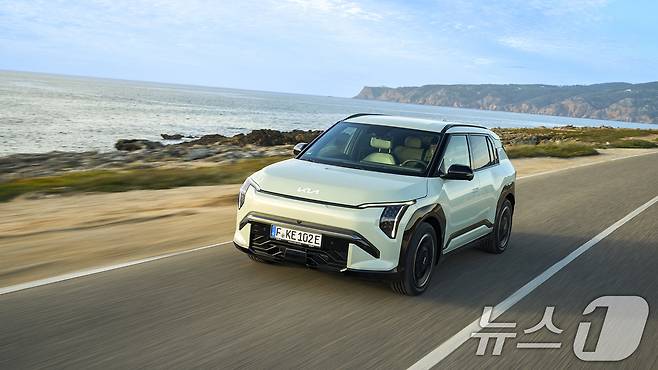 현대자동차그룹은 9일 탑기어가 주관하는 '2025 탑기어 전기차 어워즈'에서 현대자동차 아이오닉 9이 '최고의 7인승 전기차'에 기아 EV3가 '최고의 크로스오버 전기차'에 선정됐다고 밝혔다. 사진은 기아 EV3 모습. (현대차 제공. 재판매 및 DB 금지) 2025.5.9/뉴스1 ⓒ News1 이연주 기자