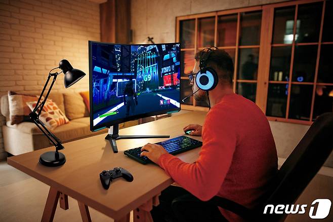 삼성전자 모델이 세계 최초로 4K 해상도와 240Hz 고주사율을 동시에 지원하는 오디세이 네오 G8으로 '오디세이 유니버스'를 즐기는 모습. (삼성전자 제공) 2023.3.22/뉴스1