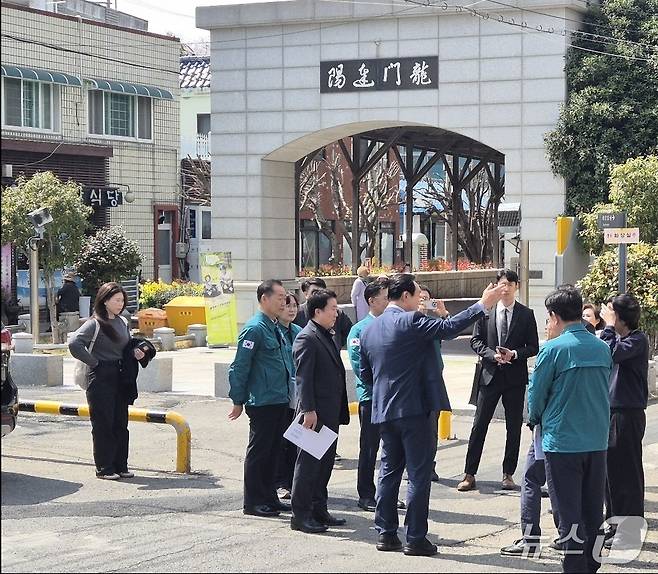 국가유산청과 통영시 관계자들이 해저터널 현장을 답사하고 있다.(통영시 제공. 재판매 및 DB금지)