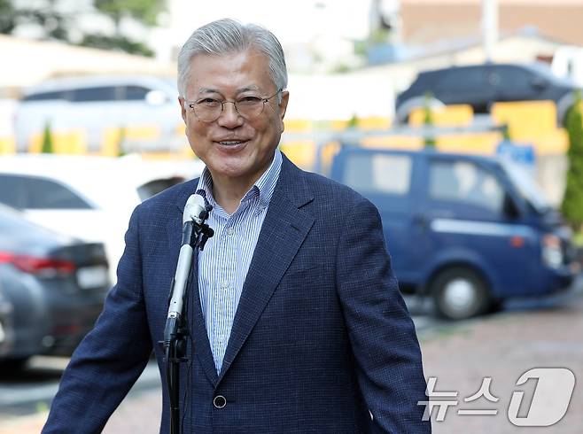 문재인 전 대통령이 제21대 대통령선거 사전투표 첫날인 29일 오전 경남 양산시 하북면주민자치센터에 마련된 하북면 사전투표소에서 투표를 마친 뒤 취재진 질문에 답하고 있다. 2025.5.29/뉴스1 ⓒ News1 윤일지 기자