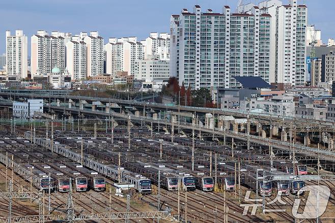 서울 구로구 한국철도공사 구로차량사업소에 열차들이 정차해있다. (사진은 기사 내용과 무관함) ⓒ News1 황기선 기자