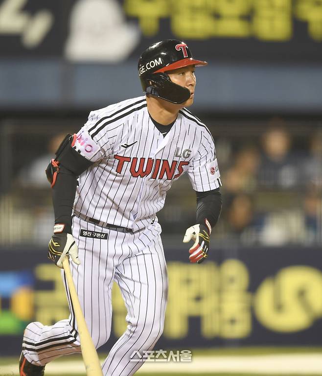 LG 오지환이 26일 잠실구장에서 열린 2025 KBO 리그 한화와 경기 7회말 무사1루 타구를 바라보고 있다. 우익수 플라이 아웃. 잠실 | 최승섭기자 thunder@sportsseoul.com