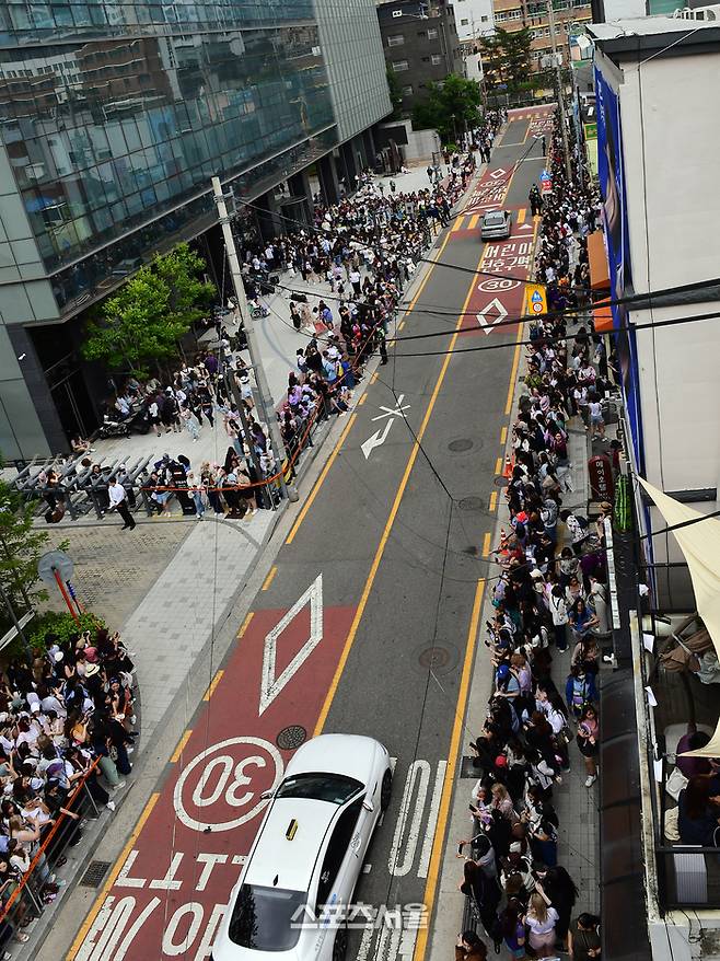 외국팬들로 둘러싸인 하이브 사옥. 이주상기자 rainbow@sportsseoul.com
