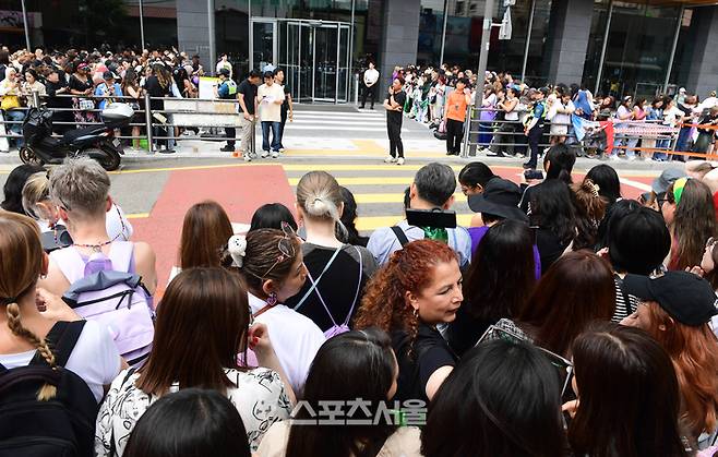외국팬들로 둘러싸인 하이브 사옥. 이주상기자 rainbow@sportsseoul.com