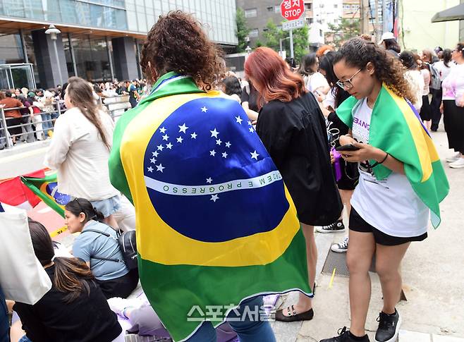 24시간 동안 비행기를 타고 전역을 축하하러 온 브라질 팬들. 이주상기자 rainbow@sportsseoul.com