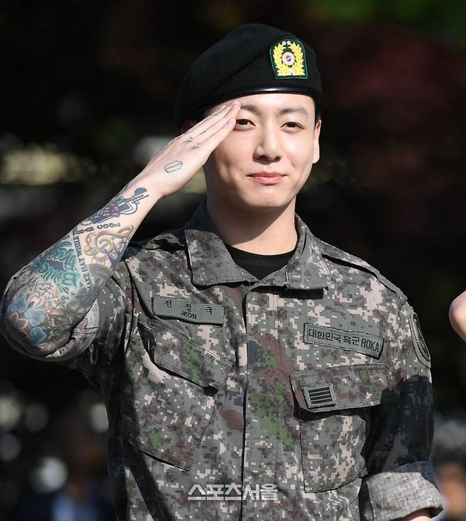 방탄소년단(BTS) 정국이 11일 경기 연천종합운동장에서 진행된 전역 행사에서 포즈를 취하고 있다. 지민과 정국은 육군 제5보병사단에서 1년 6개월 동안 군복무를 했다.   2025. 6. 11. 연천 | 최승섭기자 thunder@sportsseoul.com