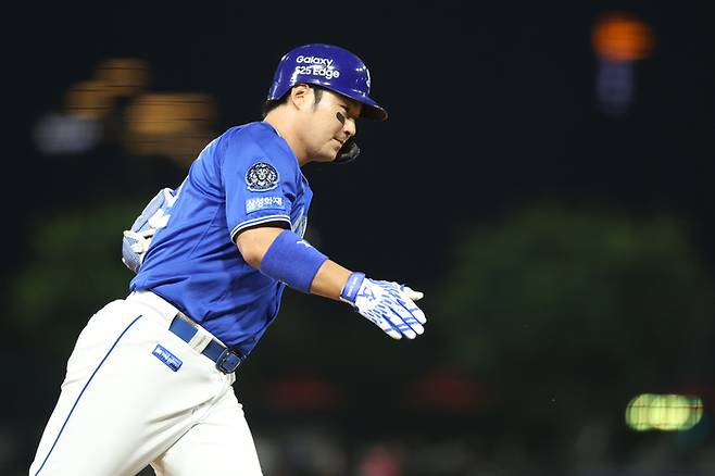 삼성 박병호가 10일 광주-기아 챔피언스 필드에서 열린 2025 KBO리그 KIA전에서 7회초 우중월 솔로포를 때린 후 베이스를 돌고 있다. 사진 | 삼성 라이온즈