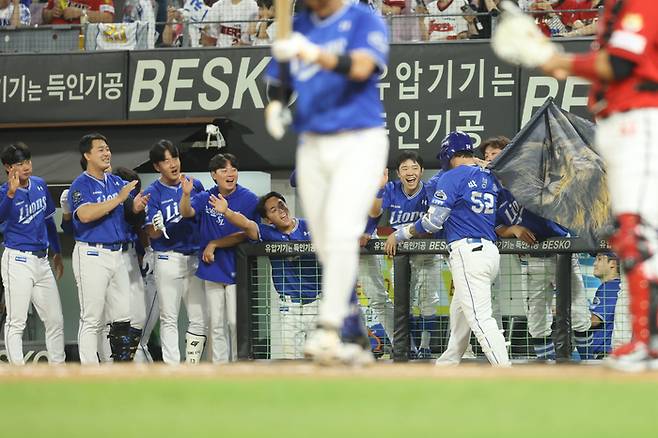 삼성 박병호가 10일 광주-기아 챔피언스 필드에서 열린 2025 KBO리그 KIA전에서 7회초 우중월 솔로포를 때린 후 홈에 들어온 뒤 사자 깃발을 들고 동료들과 하이파이브 하고 있다. 사진 | 삼성 라이온즈