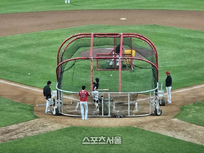 KIA 박찬호(가운데)가 10일 광주-기아 챔피언스 필드에서 열린 2025 KBO리그 삼성전 패배 후 특타를 치고 있다. 광주 | 김동영 기자 raining99@sportsseoul.com