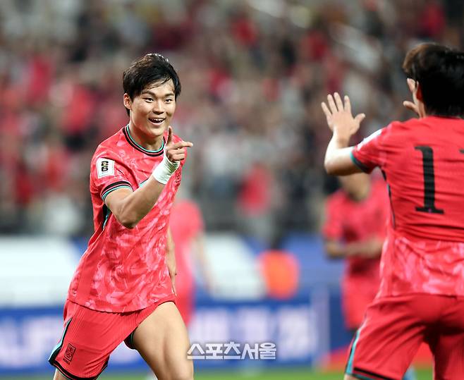 오현규가 10일 서울월드컵경기장에서 열린 2026 FIFA 북중미 월드컵 3차 예선 쿠웨이트와 경기에서 골을 넣은 후 환호하고 있다.  2025. 6. 10. 상암 | 최승섭기자 thunder@sportsseoul.com
