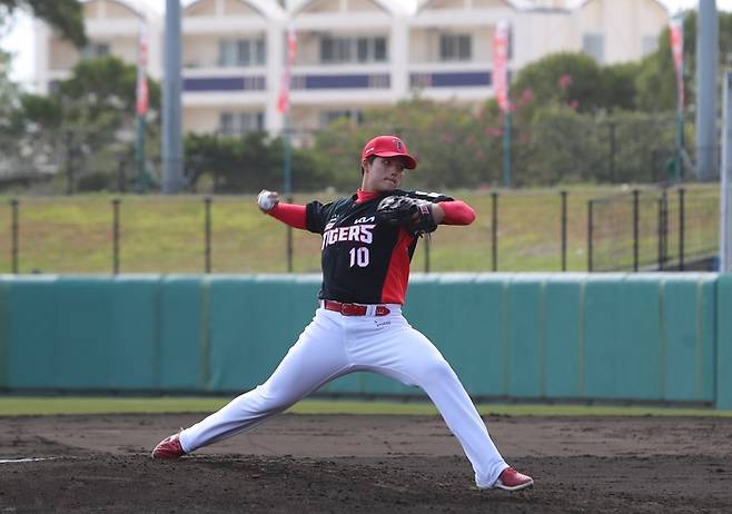 KIA 루키 김태형이 22일 일본 오키나와 고자신킨 구장에서 열린 2025 스프링캠프 연습경기 히로시마전에 등판해 역투하고 있다. 사진 | KIA 타이거즈