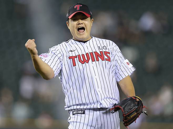 LG 장현식이 11일 서울 잠실구장에서 열린 2025 KBO리그 정규시즌 SSG전서 세이브를 올린 후 주먹을 불끈 쥐고 있다. 사진 | 연합뉴스