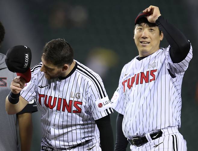 LG 오스틴(왼쪽)과 김현수가 11일 서울 잠실구장에서 열린 2025 KBO리그 정규시즌 SSG전 승리 후 관중들에게 인사하고 있다. 사진 | 연합뉴스