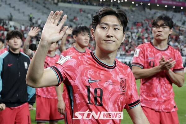 11회 연속 월드컵 본선 진출에 성공한 한국 축구대표팀 이강인이 10일 서울 마포구 서울월드컵경기장에서 열린 2026 국제축구연맹(FIFA) 북중미월드컵 아시아 3차 예선 쿠웨이트와 경기를 마치고 경기장을 돌며 관중들에게 인사하고 있다. 사진┃뉴시스