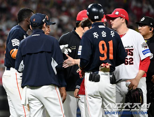 8일 광주 KIA챔피언스필드에서 열린 한화와 KIA의 경기, 연장 10회초 1사 2루 한화 플로리얼이 사구에 맞은 후 KIA 정해영의 사과를 받고 있다. 광주=허상욱 기자wook@sportschosun.com/2025.06.08/