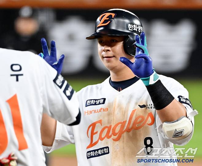 5일 대전 한화생명볼파크에서 열린 KT와 한화의 경기, 9회말 1사 1루 한화 노시환이 안타를 치고 기쁨을 나누고 있다. 대전=허상욱 기자wook@sportschosun.com/2025.06.05/