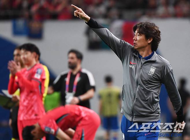 10일 서울월드컵경기장에서 열린 대한민국과 쿠웨이트의 2026년 북중미월드컵 아시아 3차예선 B조 최종전. 홍명보 감독이 작전지시를 하고 있다. 상암=정재근 기자 cjg@sportschosun.com/2025.6.10/