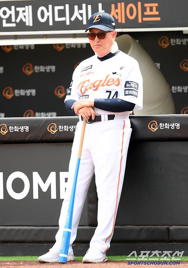 10일 대전 한화생명볼파크에서 열린 한화 이글스와 두산 베어스의 경기. 한화 김경문 감독이 훈련을 지켜보고 있다. 대전=박재만 기자 pjm@sportschosun.com/2025.06.10/