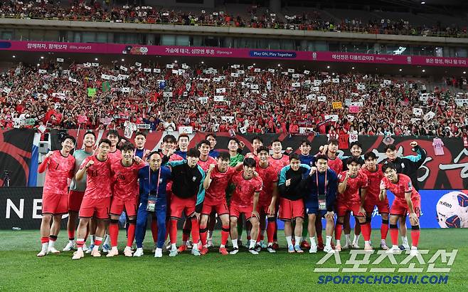 10일 서울월드컵경기장에서 열린 대한민국과 쿠웨이트의 2026년 북중미월드컵 아시아 3차예선 B조 최종전. 대한민국이 4대0 승리를 거둔 후 열린 월드컵 진출 축하행사에서 팬들과 함께 기념 사진을 찍고 있다. 상암=정재근 기자 cjg@sportschosun.com/2025.6.10/