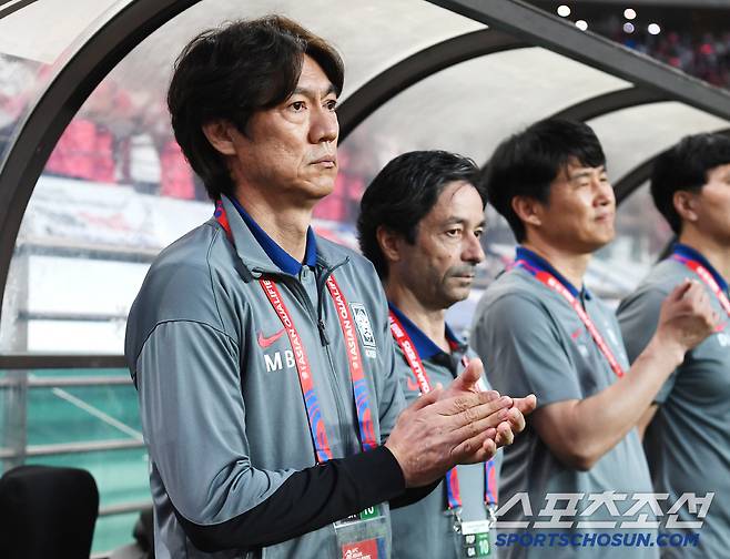 10일 서울월드컵경기장에서 열린 대한민국과 쿠웨이트의 2026년 북중미월드컵 아시아 3차예선 B조 최종전. 홍명보 감독이 선수들을 격려하고 있다. 상암=정재근 기자 cjg@sportschosun.com/2025.6.10/