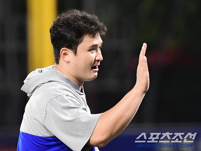 10일 광주 기아챔피언스필드에서 열린 KBO리그 KIA와 삼성의 경기. 삼성이 KIA에 승리했다. 경기 종료 후 승리의 기쁨을 나누고 있는 최원태. 광주=송정헌 기자songs@sportschosun.com/2025.06.10/