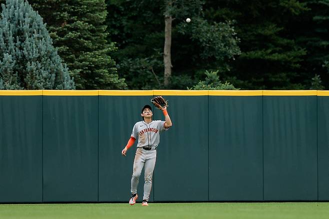 허리 통증에서 돌아온 샌프란시스코 자이언츠의 이정후가 팀의 '승리요정' 역할을 톡톡히 해냈다. 

11일 콜로라도와의 원정경기에서 중요한 순간마다 등장하며 임팩트 있는 활약을 했다. 시즌 처음으로 리드오프로 출전해 1회초 선두타자로 3루타를 친 뒤 희생플라이로 선취득점을 올렸다. 또 5-6으로 뒤지던 9회초에는 3루에 있다가 내야 안타 때 홈으로 달려들어 동점 득점을 올렸다. 

역전에 성공한 뒤 9회말 수비 때는 내야를 살짝 넘어 떨어지는 타구를 재빨리 달려와 자리잡고 캐치하며 마지막 아웃카운트를 올려 경기를 끝냈다. 샌프란시스코가 역전승을 이뤄내는 길목마다 이정후의 존재감이 빛난 것이다. '승리요정'이라 부를 만 하다.

<저작권자(c) 연합뉴스, 무단 전재-재배포, AI 학습 및 활용 금지>