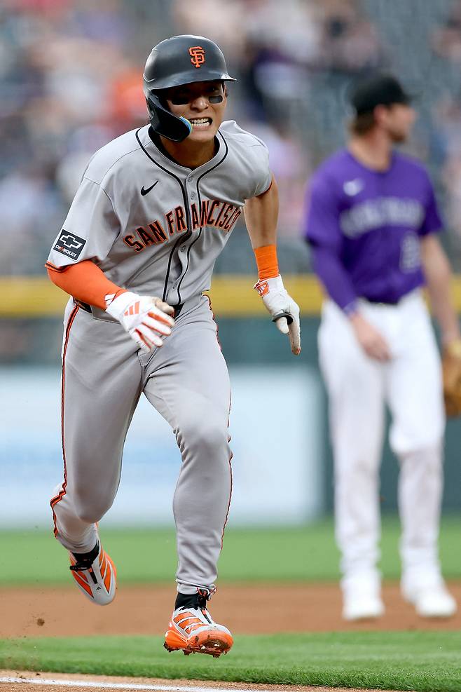 허리 통증에서 돌아온 샌프란시스코 자이언츠의 이정후가 팀의 '승리요정' 역할을 톡톡히 해냈다. 

11일 콜로라도와의 원정경기에서 중요한 순간마다 등장하며 임팩트 있는 활약을 했다. 시즌 처음으로 리드오프로 출전해 1회초 선두타자로 3루타를 친 뒤 희생플라이로 선취득점을 올렸다. 또 5-6으로 뒤지던 9회초에는 3루에 있다가 내야 안타 때 홈으로 달려들어 동점 득점을 올렸다. 

역전에 성공한 뒤 9회말 수비 때는 내야를 살짝 넘어 떨어지는 타구를 재빨리 달려와 자리잡고 캐치하며 마지막 아웃카운트를 올려 경기를 끝냈다. 샌프란시스코가 역전승을 이뤄내는 길목마다 이정후의 존재감이 빛난 것이다. '승리요정'이라 부를 만 하다.

<저작권자(c) 연합뉴스, 무단 전재-재배포, AI 학습 및 활용 금지>