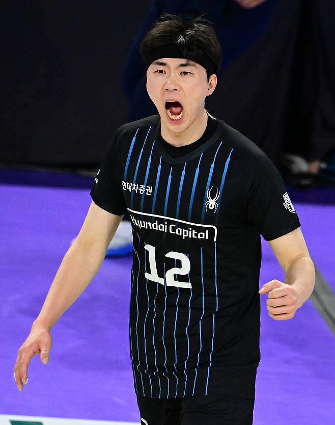 지난해 현대캐피탈에서 우승컵을 품에 안았던 베테랑 전광인은 새 시즌부터 OK저축은행에서 뛴다. 사진제공=KOVO