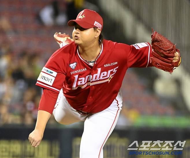 10일 잠실야구장에서 열린 SSG와 LG의 경기, SSG 김민이 역투하고 있다. 잠실=허상욱 기자wook@sportschosun.com/2025.06.10/