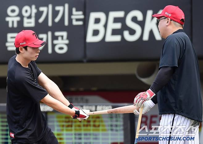 김호령에게 타격 조언을 해주고 있는 이범호 감독.