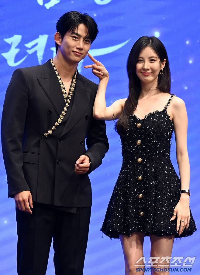 11일 더 세인트에서 열린 KBS 2TV 새 수목드라마 '남주의 첫날밤을 가져버렸다'의 제작발표회, 옥택연과 서현이 포토타임을 갖고 있다. 허상욱 기자wook@sportschosun.com/2025.06.11/