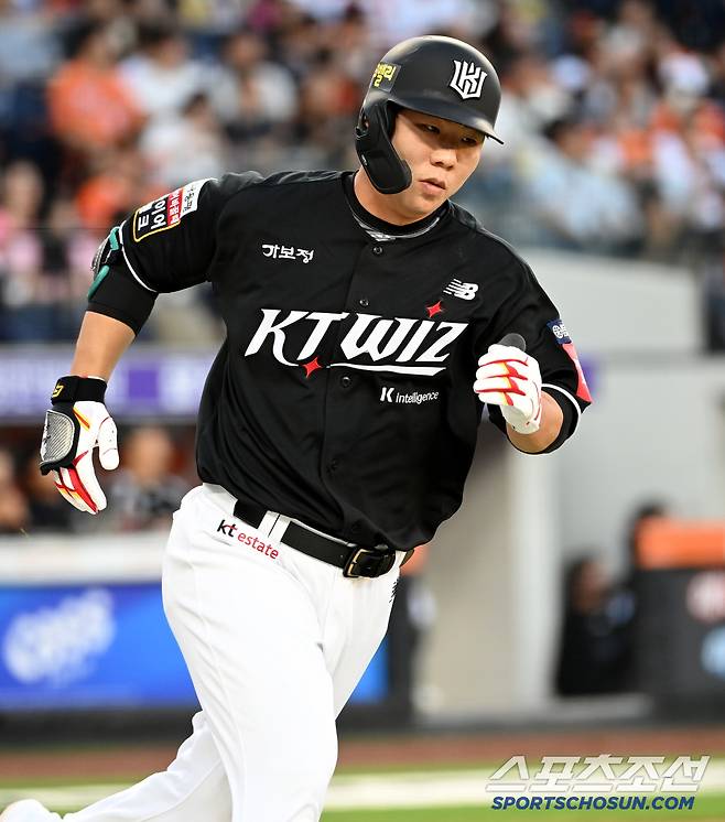 4일 대전 한화생명볼파크에서 열린 KT와 한화의 경기, KT 이정훈이 타격을 하고 있다. 대전=허상욱 기자wook@sportschosun.com/2025.06.04/