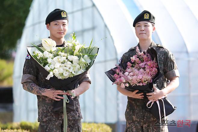 11일 경기도 연천공설운동장에서 전역 소감을 밝히고 있는 방탄소년단(BTS) 정국, 지민. 25.6.11 ⓒ이혜영 기자 lhy@hankooki.com