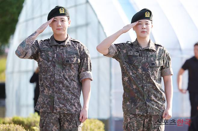 11일 경기도 연천공설운동장에서 전역 소감을 밝히고 있는 방탄소년단(BTS) 정국, 지민. 25.6.11 ⓒ이혜영 기자 lhy@hankooki.com