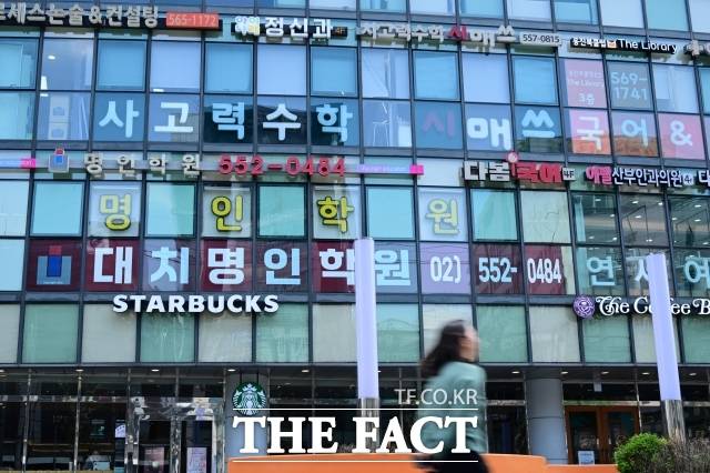 학업 경쟁과 과도한 사교육은 학생들에게 정신적, 육체적 고통을 주고 있다. 사진은 지난 5월 7일 대치동 학원가. / 사진=남윤호 기자