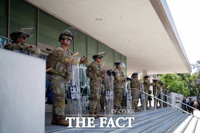 도널드 트럼프 대통령을 중심으로 한 미국의 보수 진영은 LA 시내 곳곳에서 벌어진 이민자 단속 항의 시위를 '국가 안보 위협'으로 규정하고 시위 진압을 위해 연방 방위군을 동원했다./LA=AP.뉴시스