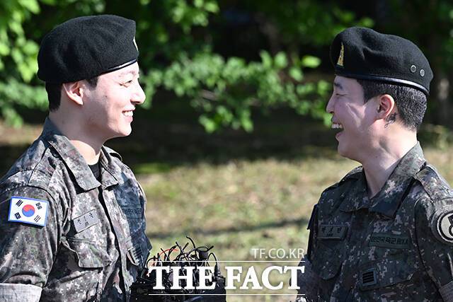 그룹 방탄소년단(BTS)의 정국(왼쪽)과 지민이 11일 오전 경기 연천군 연천공설운동장에서 군 복무를 마친 후 취재진과 팬들을 만나 미소 짓고 있다. /연천=서예원 기자