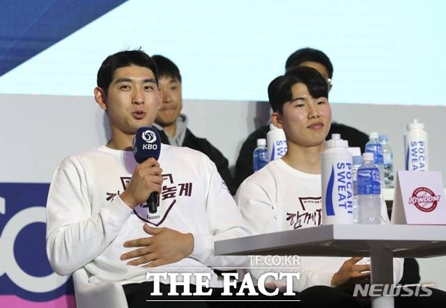 키움 히어로즈 시절인 2023년 미디어데이에서 나란히 앉아 각오를 밝히고 있는 이정후(왼쪽)와 김혜성. /뉴시스