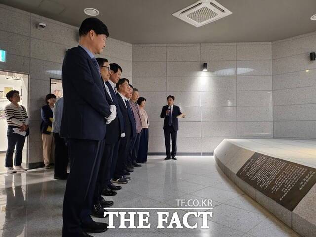 11일 오후 윤동욱 전주시 부시장 등 세계혁명예술제 참석 내빈들이 무명동학농민군 지도자의 묘 앞에서 헌화 및 묘를 참배하고 있다. /전주시