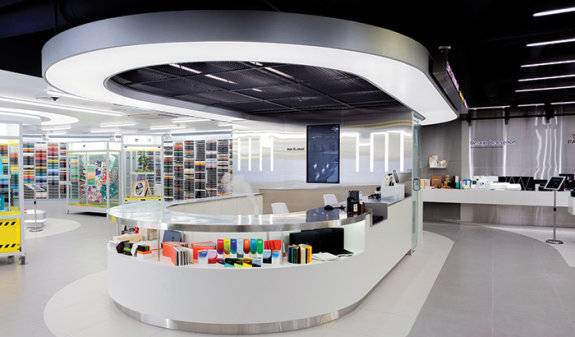 디자인 레퍼런스, 공간 벽면에 설치한 진열장을 통해 국내외 다양한 패키지 제작물과 종이를 확인할 수 있다.