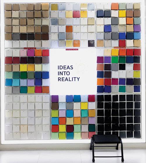 벽면에 마련한 종이 샘플을 모아둔 공간.