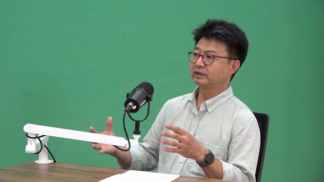 강원택 서울대 정치학부 교수가 10일 아시아경제 'AK라디오'에 출연해 인터뷰 하고 있다.