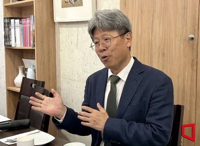 박장현 한국천문연구원장이 10일 오전 서울 종로구에서 열린 기자간담회에서 한국형 우주망원경을 설명하고 있다. 전영주 기자