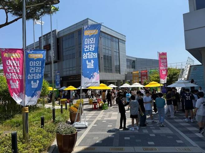 홍성군보건소가 '건강 톡톡' 야외 건강상담의 날을 운영 지역주민들로부터 좋은 호응을 얻었다./홍성군보건소 제공