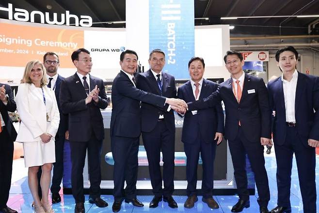 박완수 경남도지사(오른쪽 세 번째)가 2024년 9월 3일 폴란드 국제방위산업 전시회(MSPO 2024)에 참석해 방위산업 관련 협력을 다지고 있다. 경남도 제공