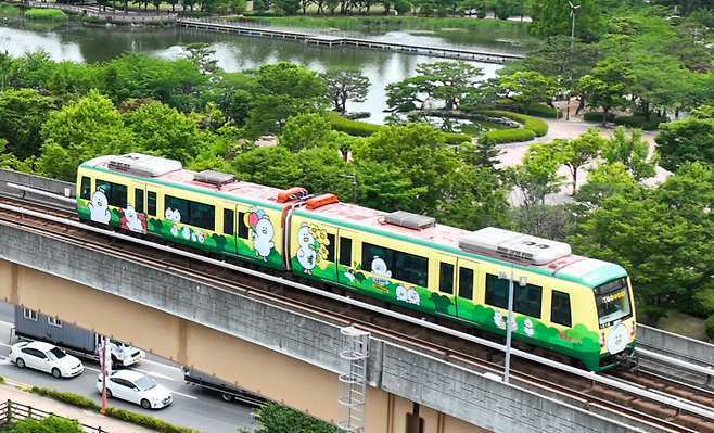 경남 김해시 캐릭터 '토더기'로 꾸며진 '토더기 테마열차'가 경전철 선로를 달리고 있다. 김해시 제공