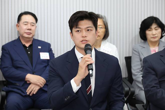 국민의힘 김용태 비상대책위원장이 10일 서울 여의도 중앙당사에서 열린 비상대책위원장 주재 원외당협위원장 간담회에서 발언하고 있다./연합뉴스