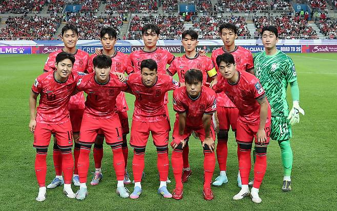 [서울=뉴시스] 김명년 기자 = 10일 서울 마포구 서울월드컵경기장에서 열린 2026 국제축구연맹(FIFA) 북중미월드컵 아시아 3차 예선 한국과 쿠웨이트의 경기 전 한국 대표팀 선수들이 기념촬영하고 있다. 2025.06.10. kmn@newsis.com