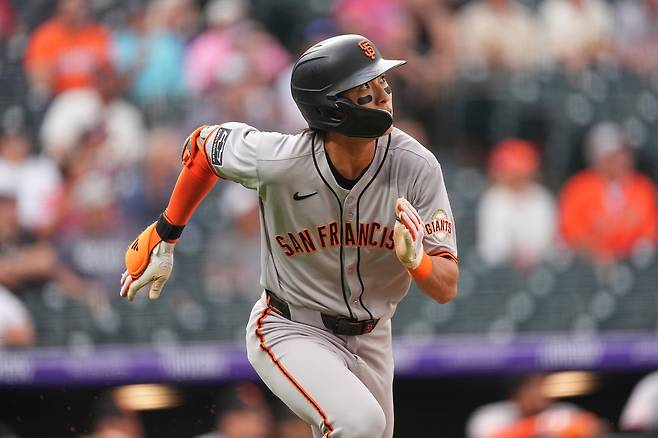 샌프란시스코의 이정후가 11일 열린 콜로라도 전에서 1회 선두 타자로 나와 외야 우중간 쪽으로 장타를 친 뒤 1루로 뛰고 있다. 3루까지 서서 들어갔을 정도로 여유가 있었다. /AP 연합뉴스