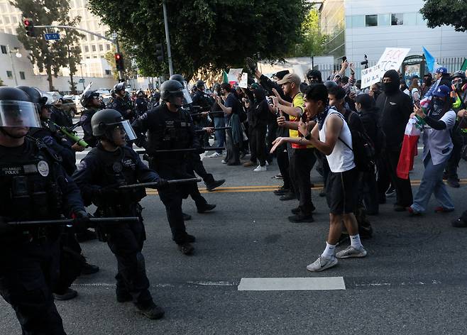 9일 미국 캘리포니아주 로스앤젤레스에서 트럼프 정부의 불법 이민 단속 정책에 항의하는 시위대와 경찰이 대립을 하고 있다. /로이터 연합뉴스